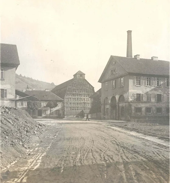 Blick über den zentralen Platz der Saline in Richtung Südosten zum Solespeicher, um 1900. Links neben dem Solespeicher steht das erst 1993 abgerissene Haus des Salineninspektors (später Salinenstraße 16/1). Bild aus einem Fotoalbum des Salinenamtsvorstehers Gustav Müller (1836-1914) (StadtA Schwäb. Hall R65/01)