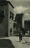 Undatierte Ansichtskarte aus den 1930er Jahren. Gut erkennbar ist der mittlerweile (1928) in den Turm eingebrochene Durchgang zum Neubausaal. Vorher gab es hier kein Tor (StadtA SHA PK 04518)