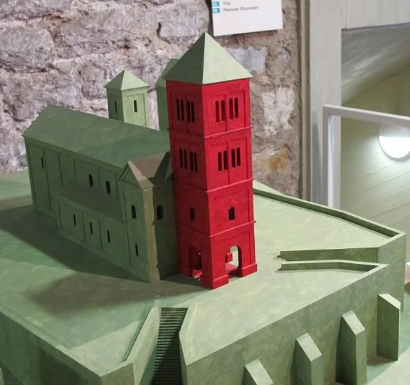 Modell des romanschen Ursprungsbaus im Hällisch-Fränkischen Museum, 2007. Foto: Daniel Stihler (StadtA Schwäb. Hall DIG 01147)