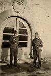Reichsarbeitsdienstmänner vor dem Eingang des damaligen RAD-Lagers, 1938. Foto: Privatbesitz (StadtA Schwäb. Hall DIG 05509)