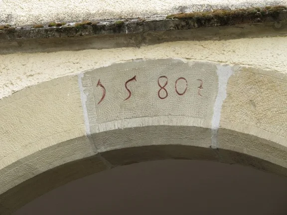 Jahreszahl „1580“ am Torbogen auf der südöstlichen Seite, Juni 2014. Foto: Daniel Stihler (StadtA SHA DIG 05353)