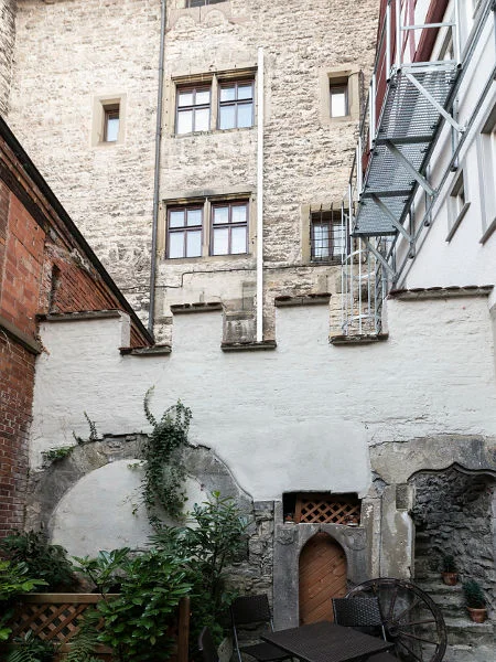 Nordseite des „Oberen Hauses“ mit den um 1940 wieder hergestellten Zinnen, Oktober 2016. Foto: Dietmar Hencke (StadtA Schwäb. Hall DIG 08356)