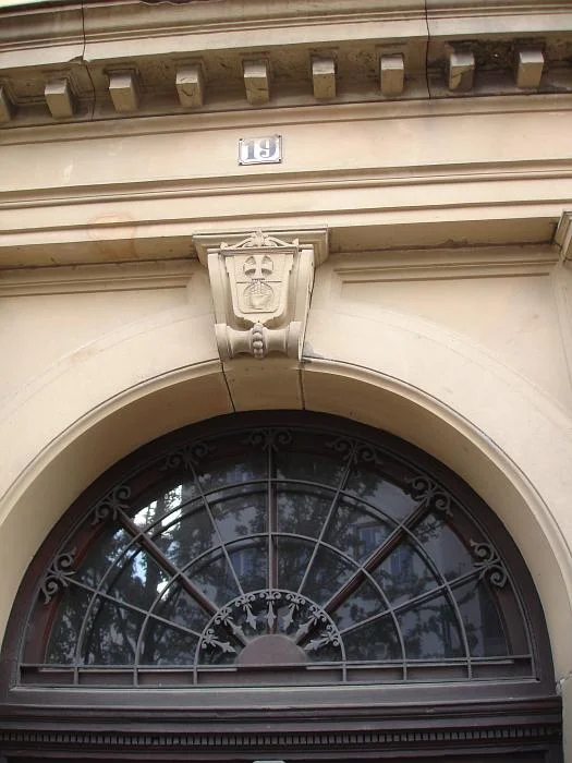 Stadtwappen über dem Portal, Juni 2007. Foto: Daniel Stihler (StadtA SHA Server Häuserlexikon)