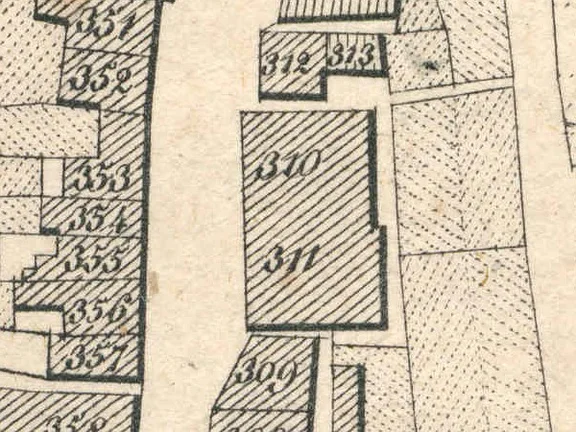 Ausschnitt aus dem Primärkataster  von 1827. Die beiden Häuser 52 (PKN 310) und 54 (PKN 311) hatten zu diesem Zeitpunkt dieselbe Besitzerin, weshalb sie hier nicht getrennt dargestellt sind. Deshalb sind wohl auch die Primärkatasternummern vertauscht  (StadtA Schwäb. Hall S13/0686)