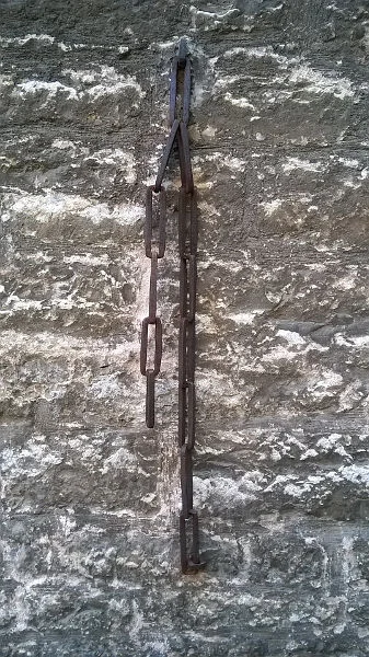 Kette zur Oberen Herrngasse hin, die angeblich zur Absperrung des Platzes bei den „Adeligen Kampfgerichten“ diente, tatsächlich aber eine Zugabe aus dem 19. oder 20. Jahrhundert ist (s. auch unter „Besonderheiten“). Bild von 2016. Foto: Daniel Stihler (StadtA Schwäb. Hall DIG 07840)