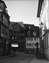 Blick durch die Bahnhofstraße, Teilansicht des Hauses ganz rechts. Undat., um 1928-1934. Fotograf unbekannt (StadtA Schwäb. Hall DIG 05898, Original: Ivo Lavetti / www.nostalgus.de, alle Rechte vorbehalten)