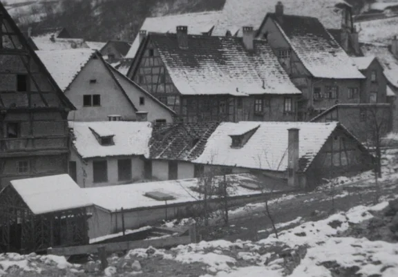 Die Rückseite des ''Wildbads'' mit dem Badehaus nach der Verdolung des Heimbachs, November 1933. Das teilweise abgedeckte Dach des Badhauses deutet auf den Beginn der Abbrucharbeiten für den Bau der Umgehungsstraße (heute Johanniterstraße) (StadtA Schwäb. Hall FS 12277)