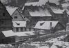 Die Rückseite des ''Wildbads'' mit dem Badehaus nach der Verdolung des Heimbachs, November 1933. Das teilweise abgedeckte Dach des Badhauses deutet auf den Beginn der Abbrucharbeiten für den Bau der Umgehungsstraße (heute Johanniterstraße) (StadtA Schwäb. Hall FS 12277)