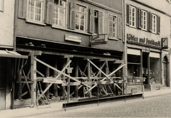 Bild vermutlich aus dem Dezember 1962, nach dem Beginn der Umbauarbeiten im Erdgeschoss (StadtA SHA Seyboth F 0368)