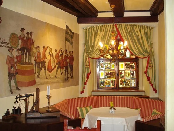 Nische im Restaurant des „Adelshofs“, ehem. „Ratskeller“, Fenster mit Glasmalereien und Wandmalereien um 1940, Mai 2009. Foto: Daniel Stihler (StadtA Schwäb. Hall DIG 01442)