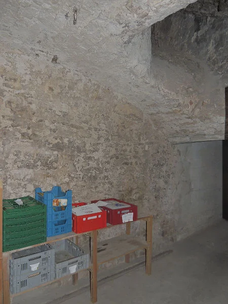 Westliche Stirnwand mit modernem Ausgang in den Schuppach und altem Belüftungsschacht (rechte obere Bildecke), Mai 2017. Foto: Daniel Stihler (StadtA Schwäb. Hall DIG 10259)