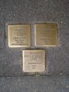 Stolpersteine vor dem Haus für die während der nationalsozialistischen Judenverfolgung ermordete Familie Lewkowitz, November 2009. Foto: Daniel Stihler (StadtA SHA Server Häuserlexikon)