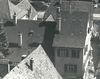 Ansicht aus Richtung Osten. Ausschnitt aus einem US-Foto der Altstadt vom 18. April 1945, einen Tag nach der Besetzung der Stadt durch amerikanische Truppen. Die am Dach sichtbaren Beschädigungen dürften Spuren des vorausgegangenen Beschusses sein. Foto: US National Archives & Records Administration (StadtA SHA FS 11665)