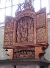 Der Zwölfbotenaltar von etwa 1520/21. Er zeigt (Mitte) die Ausgießung des Heiligen Geistes an Pfingsten, den Einzug Jesu in Jerusalem (links oben), den ungläubigen Thomas (rechts oben), die Himmelfahrt Christi (links unten) und den Marientod (rechts unten). Die Arbeit des unbekannten, wahrscheinlich in Hall arbeitenden Künstlers  zeigt Einflüsse von Hans Beuscher und Tilman Riemenschneider.  Foto von 2007 (StadtA Schwäb. Hall DIG 00197)