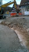 Bei Bauarbeiten freigelegte Reste der Stadtmauer im Bereich des Säumarkts, in der Verlängerung des noch bestehenden Stadtmauerabschnitts beim Säumarktturm, 31.3.2016. Foto: Daniel Stihler (StadtA Schwäb. Hall DIG 7495)