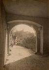 Blick durch den Torbogen in die Neustetterstraße. Auschnitt aus einem als Postkartenvorlage genutzten Foto aus dem Bestand des Postkartenverlags von August Seyboth in Schwäbisch Hall, etwa 1890 bis 1900 (StadtA Schwäb. Hall Seyboth F0099)