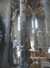 Gotisches Sakramentshäuschen im Chor, der Engel links stammt vom Epitaph des Stättmeisters  Dr. Johann Friedrich Bonhöffer d.Ä. (1697-1770), im Hintergrund sind das Kruzifix und der Hauptaltar zu sehen, 2007 (StadtA Schwäb. Hall DIG 00172)