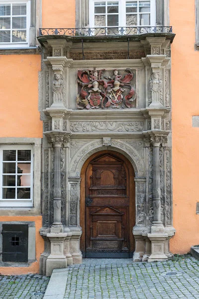 Auf 1561 datiertes Renaissanceportal zum Marktplatz hin mit den Familienwappen des Syndicus Dr. Georg Rudolf Widman (1519-1584)  und seiner Ehefrau Barbara geb. Schwert (1525-1599) aus Germersheim, Oktober 2016. Foto: Dietmar Hencke (StadtA Schwäb. Hall DIG 08333)