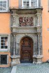 Auf 1561 datiertes Renaissanceportal zum Marktplatz hin mit den Familienwappen des Syndicus Dr. Georg Rudolf Widman (1519-1584)  und seiner Ehefrau Barbara geb. Schwert (1525-1599) aus Germersheim, Oktober 2016. Foto: Dietmar Hencke (StadtA Schwäb. Hall DIG 08333)