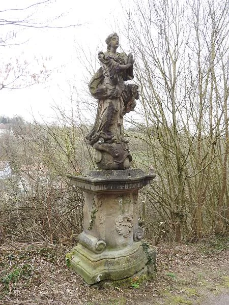 Bildersteige, barocke Skulptur der anbetenden Maria, März 2016. Foto: Günter Albrecht (StadtA Schwäb. Hall DIG 7769)