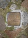 Durch den Künstler Gunter Demnig gesetzter „Stolperstein“ für die im Vernichtungslager Sobibor ermordete Hausbewohnerin Helene Roberg, Dezember 2009. Foto: Daniel Stihler (StadtA Schwäb. Hall DIG 00583)