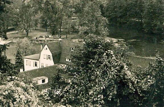 Das Firmengebäude, teilweise hinter Bäumen versteckt, auf einer 1940 gelaufenen Postkarte  (StadtA Schwäb. Hall PK 04675)