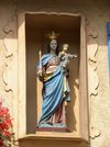 Madonnenstatue an der Hausfassade, Bild von 2014. Foto: Günter Albrecht (StadtA Schwäb. Hall DIG 07196)