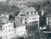 Weitere Ansicht der Bahnhofstraße, um 1910. Fotograf unbekannt. Das damals noch zweistöckige Haus wird durch den 1907 errichteten Bau der Oberamtssparkasse (Bahnhofstraße 27) überragt (StadtA Schwäb. Hall FS 05975).