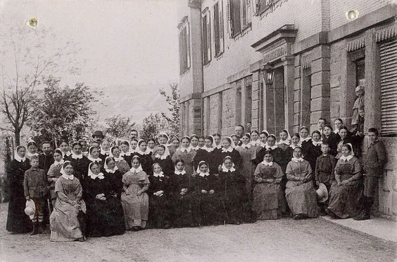 Diakonissen vor dem heutigen Stammhaus, um 1889 bis 1899. Fotograf unbekannt (StadtA Schwäb. Hall FS 54427)