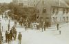 Festumzug eines Fahrradvereins, vermutlich des 1898 gegründeten „Radfahrer-Clubs“, rechts im Hintergrund das Haus Bahnhofstraße 26. Undatiertes Foto um 1900, Fotograf unbekannt (StadtA Schwäb. Hall FS 54368)