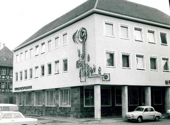 Plastik Hermann Koziols an der Südwestecke des Gebäudes direkt nach der Fertigstellung, Mai 1966. Foto: Hans Kubach (StadtA Schwäb. Hall R80/0080)