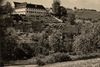 Blick vom gegenüberliegenden Hang aus Richtung Norden auf die Gesamtanlage, 1930er Jahre. Original in Privatbesitz; Fotograf unbekannt (StadtA Schwäb. Hall DIG 06033)