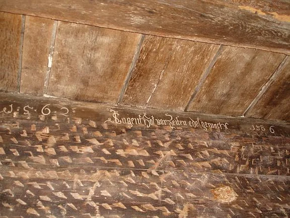 Teilweise verschwundene Inschrift im Erdgeschoss. Die obere Zeile zwischen den Jahreszahlen 1562 und 1586 lautet „Tugent hat vor Zeiten edel gemacht“, die untere, nicht mehr lesbare Zeile lautete „Jetzt tut's der Hoffart und der Pracht“, 2007. Foto: Daniel Stihler (StadtA Schwäb. Hall DIG 04118)