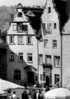 Während des Wochenmarkts, 1956. Foto: Ruth Balluff (StadtA Schwäbisch Hall Balluff 0011)