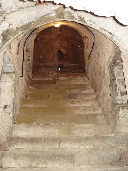 Kellertreppe, links und rechts sind die Eingänge zuden kleinen Kellern 2 und 3 zu erkennen, August 2009. Foto: Daniel Stihler (StadtA SHA Server Häuserlexikon)