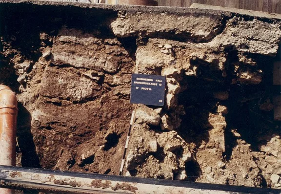Detailaufnahme der 1993 ausgegrabenen Fundamentreste des Riedener Tores. Foto: Ch. Schaetz/D. Bönsch (StadtA SHA S26/241)