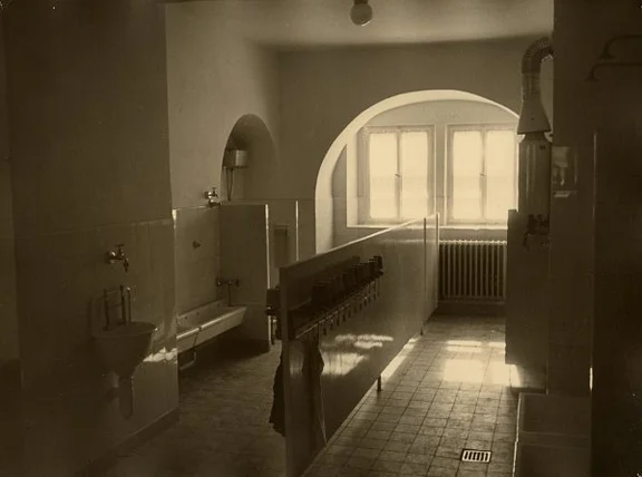 Waschraum des damaligen NSV-Kindergartens, 27. Januar 1941. Fotograf unbekannt (StadtA Schwäb. Hall  FS 48045)