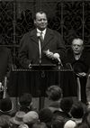 Auftritt von Willy Brandt, damals Regierender Bürgermeister von Berlin und späterer Bundeskanzler und Vorsitzender der SPD, vor dem Schwäbisch Haller Rathaus am 17. Mai 1961. Foto: Foto-Weller, Schwäbisch Hall (StadtA Schwäb. Hall FS 15791)