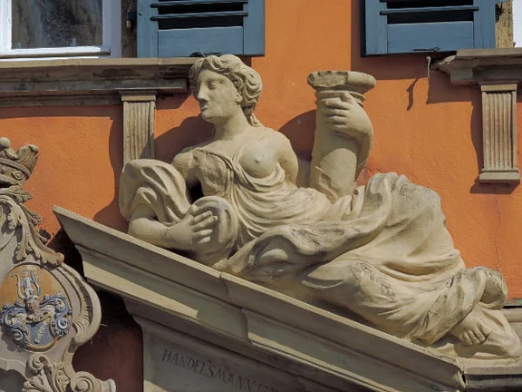 Antikisierende Figur rechts neben dem Wappen mit Säule, April 2017. Foto: Daniel Stihler (StadtA Schwäb. Hall DIG 09995)