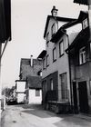 Anwesen Diemer im Klingenweg 1 aus Richtung des Badersklingenwegs, 1980. Am Standort des Hauptgebäudes (rechte Bildmitte) steht nun das moderne Mehrfamilienhaus Klingenweg 1, das im Hintergrund sichtbare kleinere Gebäude wurde für die Verbreiterung des Klingenwegs abgerissen. Dahinter das Haus Unterlimpurger Straße 41. Foto: Baurechtsamt Schwäbisch Hall (StadtA SHA FS 12817)