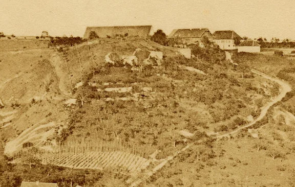 Ausschnitt aus der vermutlich ältesten Fotografie von Unterlimpurg, aus einer 1862 durch den Buchbinder und Verleger Wilhelm German sen. veröffentlichten Mappe mit Schwäbisch Haller Ansichten. Mauerreste der Burg sind deutlich zu erkennen, im Hintergrund befinden sich die Gebäude des Hofguts Oberlimpurg. Der Fotograf ist unbekannt (StadtA Schwäb. Hall FS 52657)