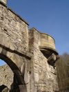 Detail des Vortors mit Sockel eines der Ecktürmchen, Schlitz für einen der beiden Balken der Zugbrücke und Aussparung um den Durchgang für die Aufnahme der hochgeklappten Zugbrücke, April 2007. Foto: Daniel Stihler (StadtA Schwäb. Hall Server Häuserlexikon)