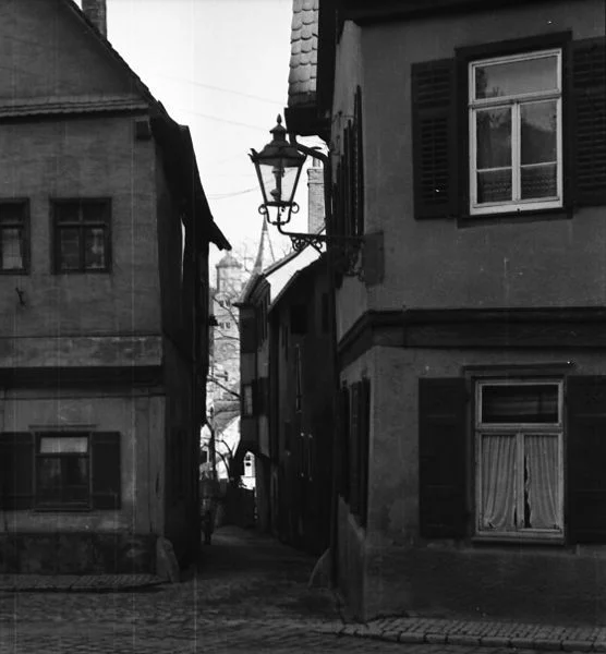 Einmündung der Kirchgasse in die Lange Straße, rechts Teilansicht der Nr. 31. Undatiertes Foto um 1928-1934. Fotograf unbekannt (StadtA Schwäb. Hall DIG 05931, Original: Ivo Lavetti / www.nostalgus.de, alle Rechte vorbehalten)