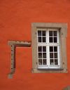 Teilweise freigelegtes Fenstergewände auf der Ostseite zum Marktplatz, Oktober 2016. Foto: Dietmar Hencke (StadtA Schwäb. Hall DIG 08338)