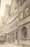 Bild von etwa 1914. In der Ladentür im EG ist Heinrich Stapf zu sehen, am Fenster im 2. Stock seine Frau Pauline mit Kindern. Foto: Privat / Schenkung an das Stadtarchiv (StadtA SHA FS 48764)