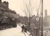 Die alte, 1945 als Provisorium aus den Teilen von Flugzeughallen des Fliegerhorsts Hessental errichtete Brücke nach Beginn der Arbeiten für den Neubau, 1956-1957. Fotograf unbekannt, Original in Privatbesitz (StadtA Schwäb. Hall DIG 11487)