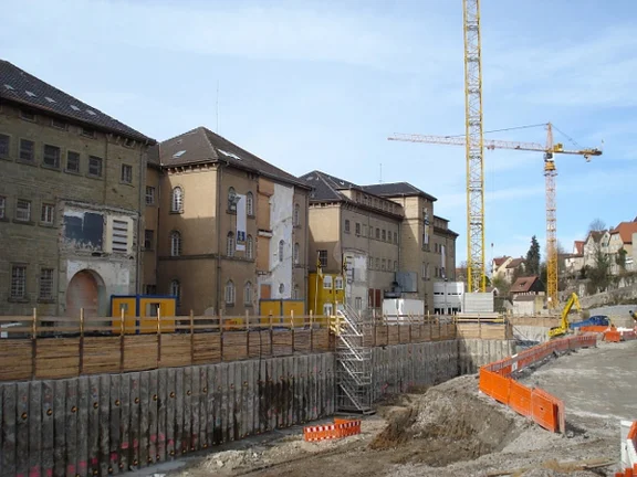 Nach Beginn der Bauarbeiten, März 2008. Die rückwärtigen Bauten sind abgerissen (StadtA Schwäb. Hall DIG 00382)