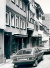 Bild von 1978. Das Bild diente als Illustration für die Verkehrsschwierigkeiten in der Gelbinger Gasse, die damals noch keine Fußgängerzone war. Foto: Haller Tagblatt (StadtA SHA FS 8632)