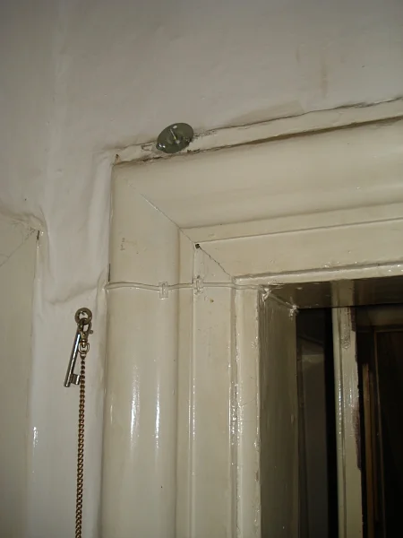 Detail des spätbarocken Türstocks im Obergeschoss, Januar 2008. Foto: Daniel Stihler (StadtA Schwäb. Hall FS 46291)