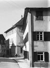 Blick durch die Bahnhofstraße, rechts vor dem Haus der „Kronprinz“ (Bahnhofstraße 17). Undat., um 1928-1934. Fotograf unbekannt (StadtA Schwäb. Hall DIG 05899, Original: Ivo Lavetti / www.nostalgus.de, alle Rechte vorbehalten)
